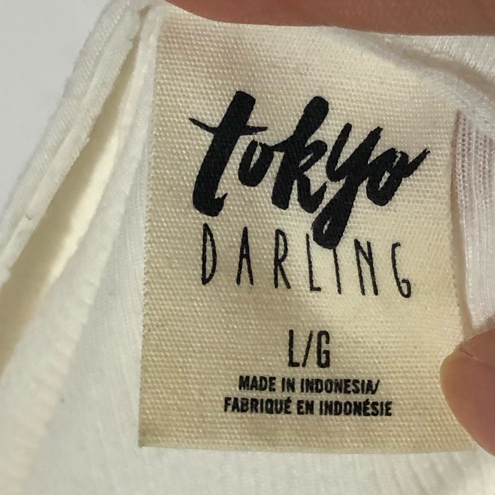 Chic Graphic Tee - Picture 5 of 5